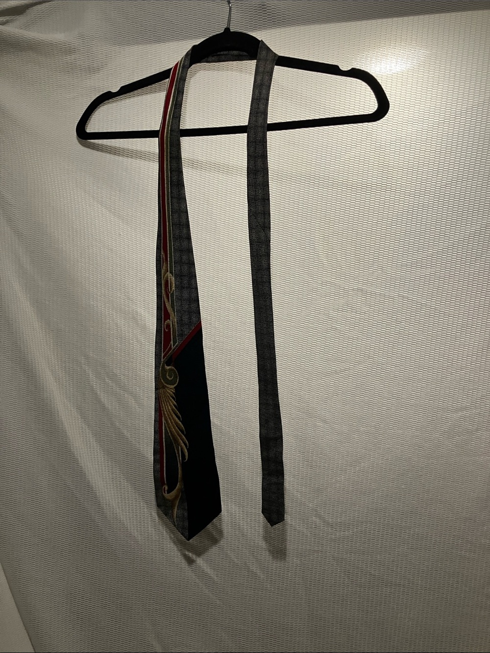 Men's Black and Red Patterned Silk Tie